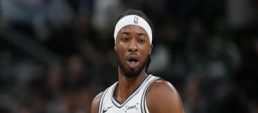 官方：马刺裁掉凯尔·曼加斯，与斯坦利·乌穆德签下双向合同