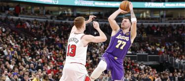 Lakers beat Bulls, Redick praises players' decision-making.