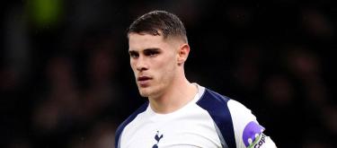 Fabrizio Romano reveals that defender Micky Van de Ven is still far away from finalizing a contract extension with Tottenham Hotspur..