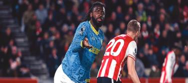 英超——阿罗科达雷头槌建功，布伦特福德2球领先遭狼队逼平