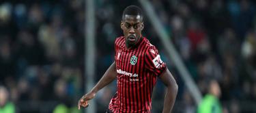 Official: Bayern Munich activate buy-back clause to bring back 20-year-old midfielder Asseko from Hannover.