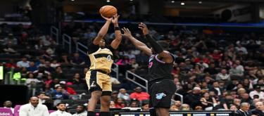 Carrington scored 30 points in a losing effort as the Heat defeated the Wizards 140-117.
