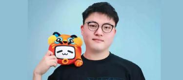 League of Legends: Uzi successfully completed the competition and was spotted by fans spending money at a casino, where they took photos together.