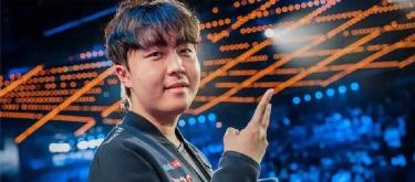 A former LPL top laner revealed in his livestream that a famous Korean player acted arrogantly during a tryout, demanding that everyone watch him eat for 20 minutes.