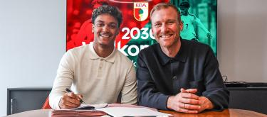 Augsburg have officially announced the signing of RB Leipzig attacker Sákar on a free transfer this summer, with a four-year contract.